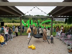 День защиты животных состоялся в премиальном жилом кластере «МЫС» от девелопера MR. В ходе мероприятия представители фонда «Второе дыхание» и центра «Лапа дружбы» рассказали детям о своих социальных проектах и провели семейный праздник.